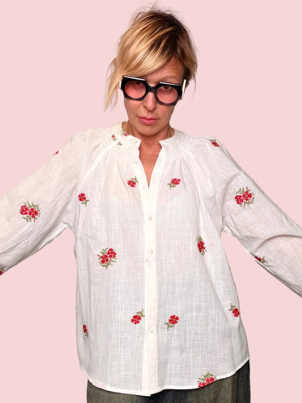 Camicia in Cotone Bianco con Ricami a Fiori Rossi — Stile Romantico