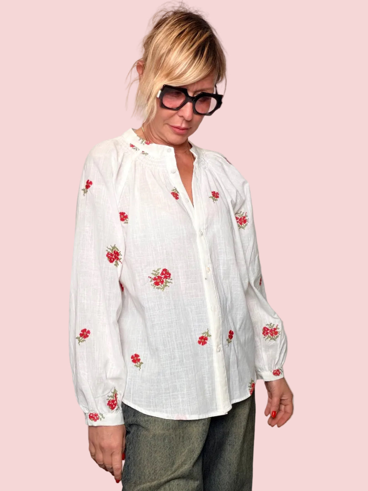 Camicia in Cotone Bianco con Ricami a Fiori Rossi — Stile Romantico