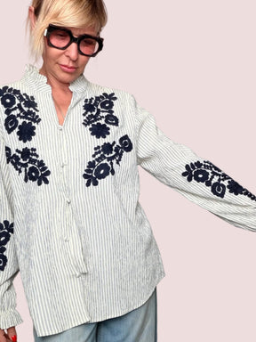 Camicia a Righe con Maxi Ricami Floreali Blu Navy — Oversize