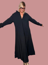 Abito Chemisier Maxi Nero - braccia aperte vista frontale