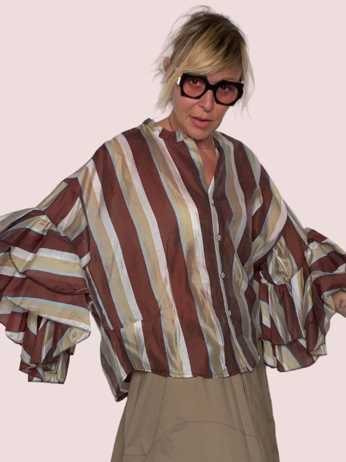 Camicia a Righe in Tencel con Maniche a Volant — Marrone/Panna/Oro