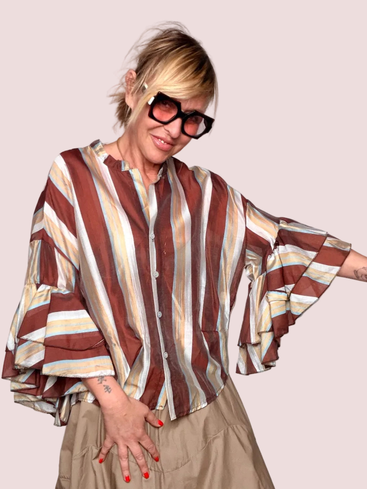 Camicia a Righe in Tencel con Maniche a Volant — Marrone/Panna/Oro