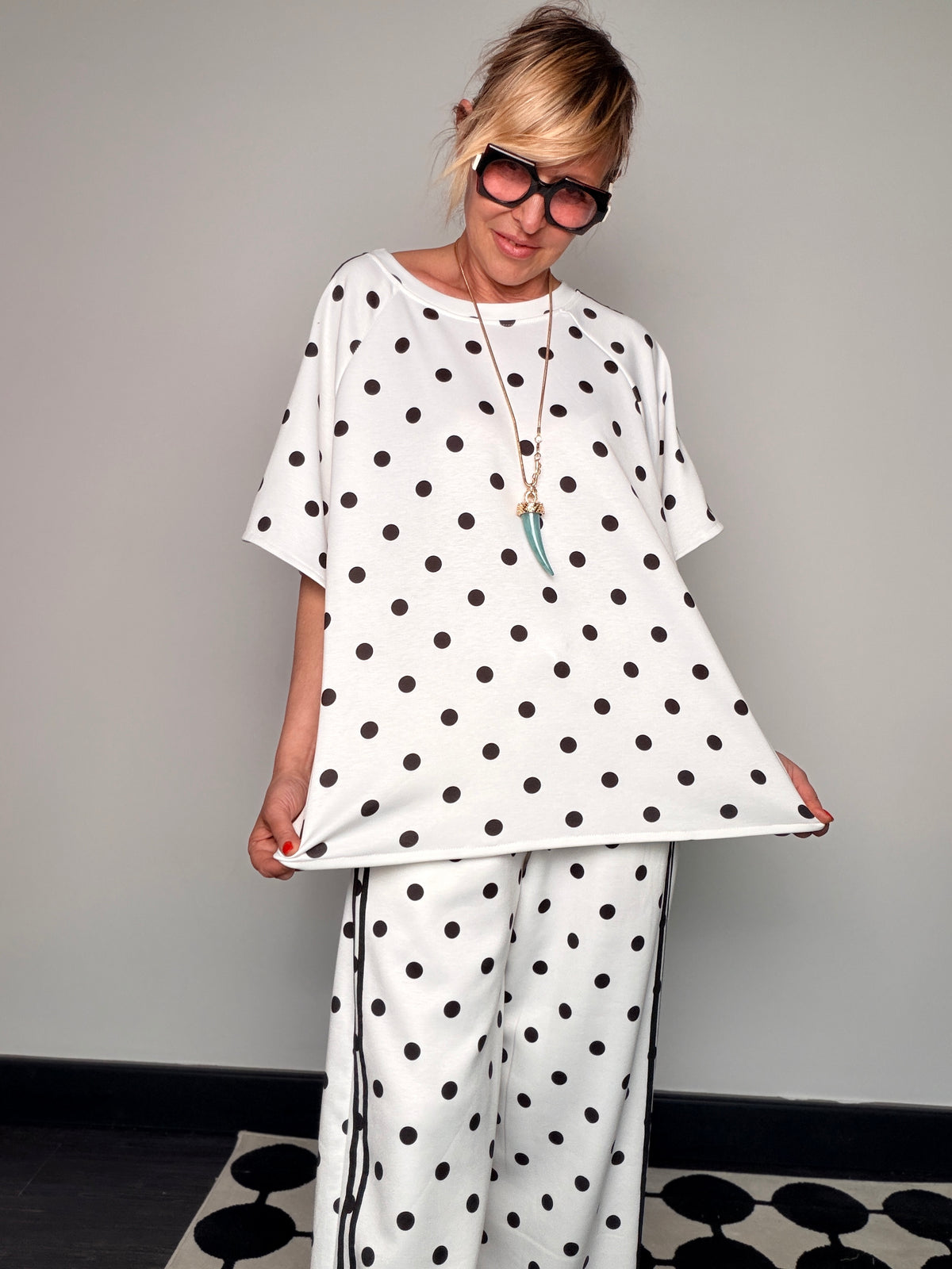 Completo a Pois — felpa + Pantalone Wide Leg con Banda Laterale