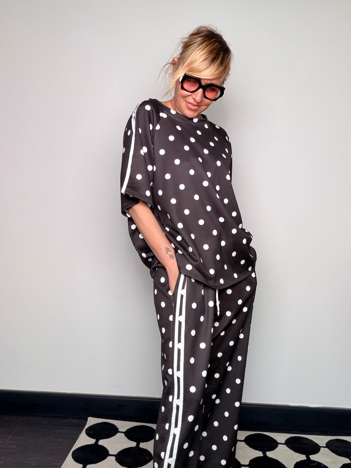 Completo a Pois — felpa + Pantalone Wide Leg con Banda Laterale