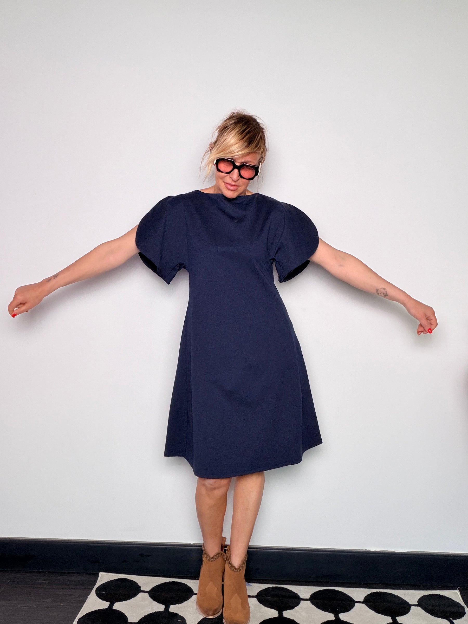 Abito con Manica Foglia — Blu Navy e Nero