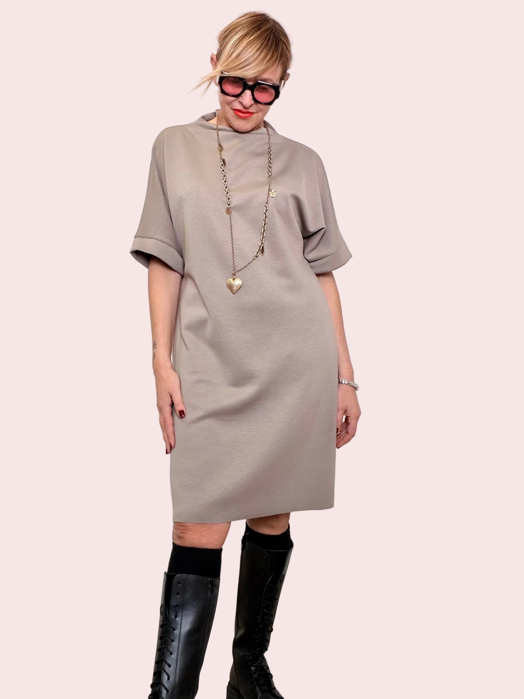 Abito morbido con cintura gioiello – stile easy chic