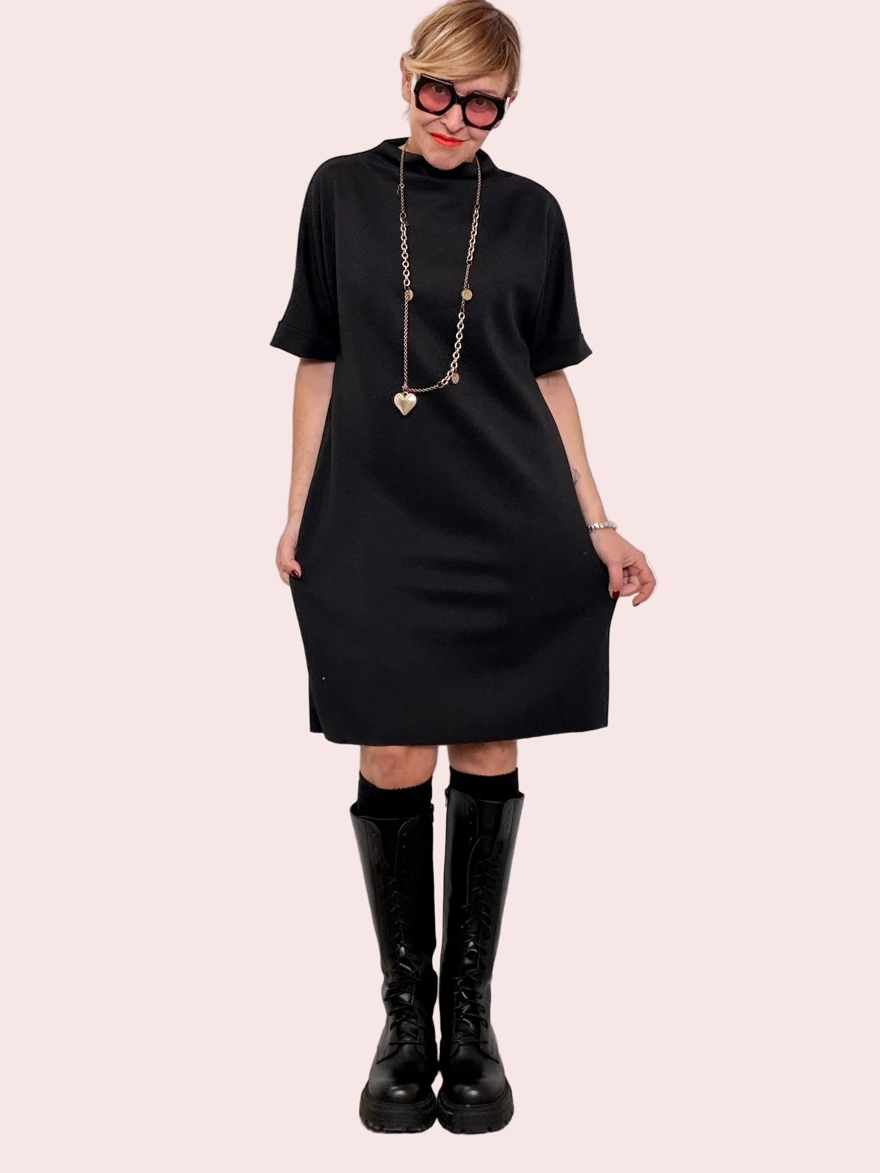 Abito morbido con cintura gioiello – stile easy chic