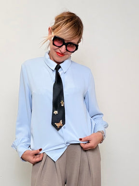 Camicia con cravatta – stile deciso e super chic