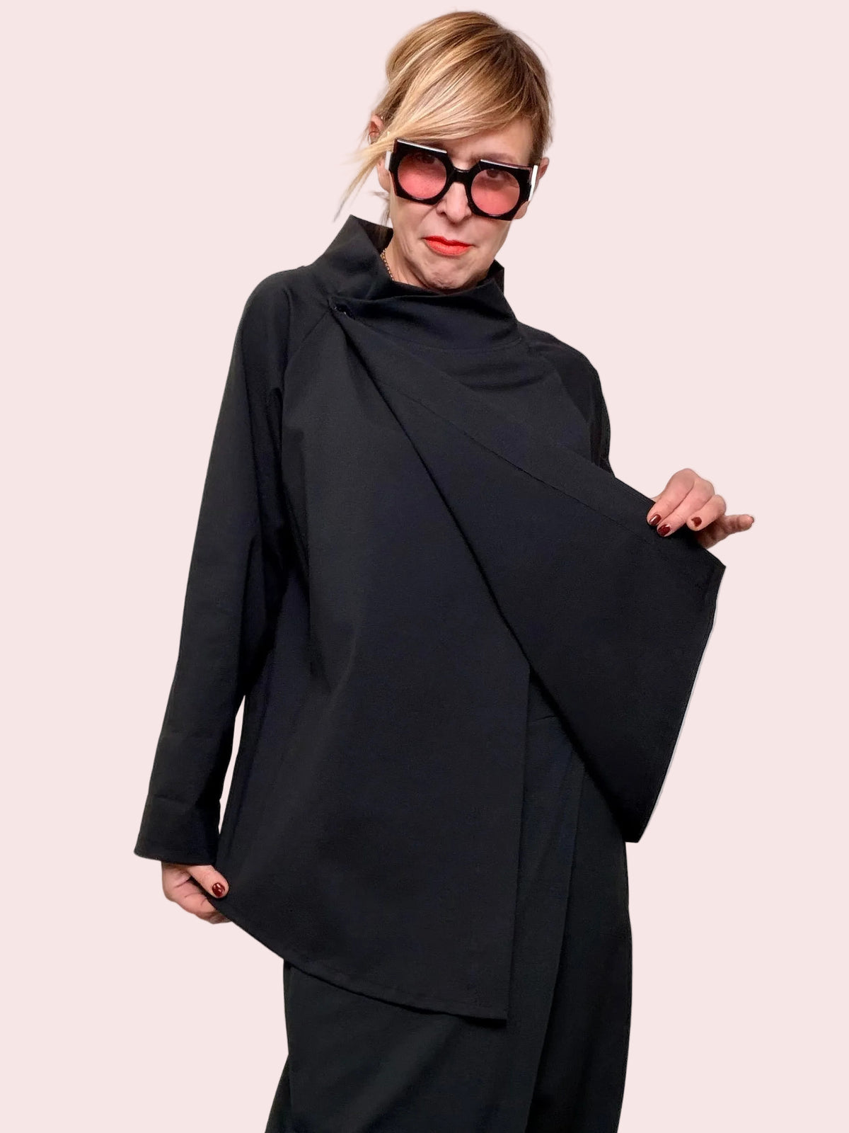 Giacca asimmetrica dal design contemporaneo – essenziale ma di carattere