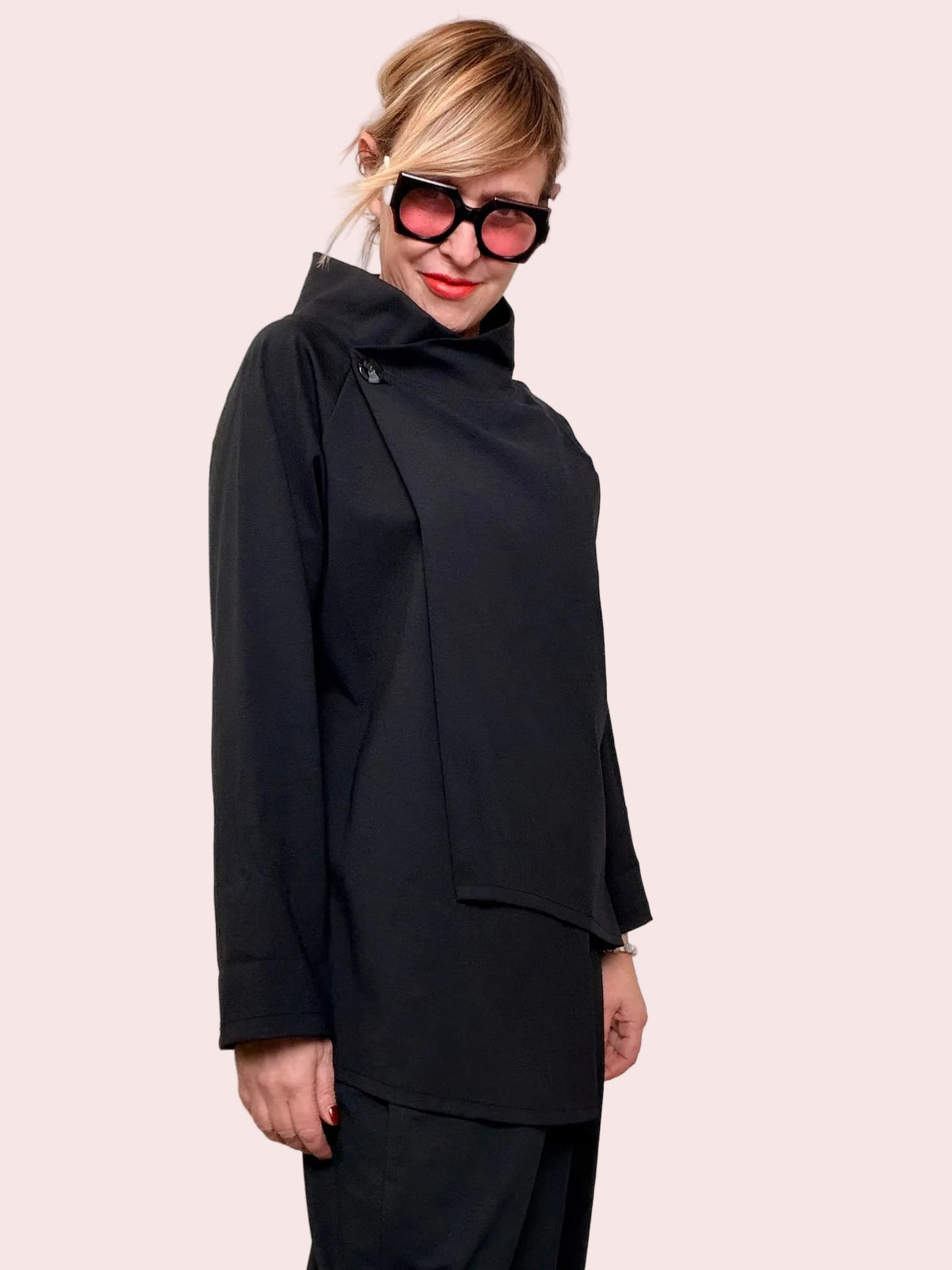 Giacca asimmetrica dal design contemporaneo – essenziale ma di carattere