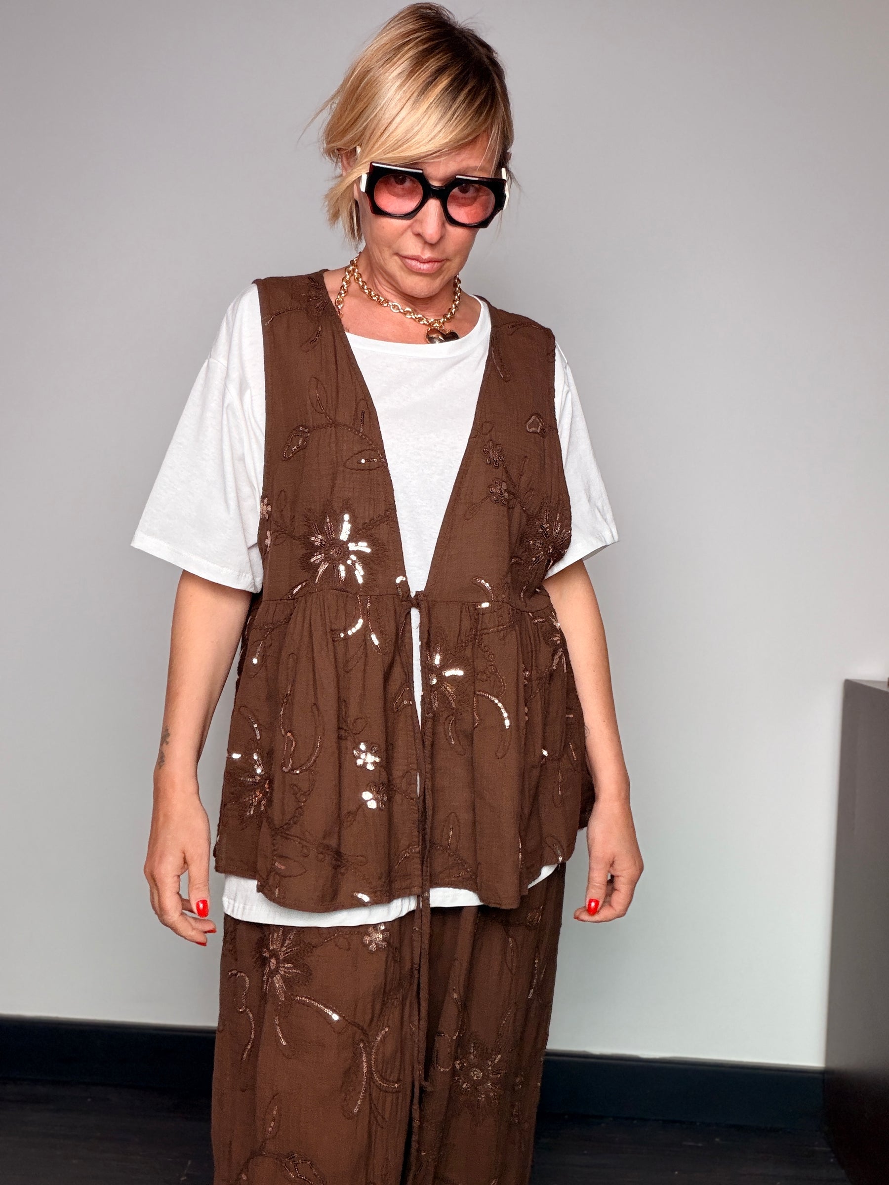 Set T-Shirt + Gilet con Paillettes e Ricami Floreali