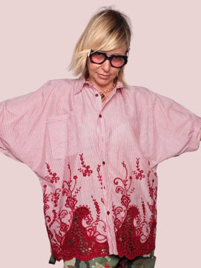 Camicia Oversize Righe Rosse & Pizzo Macramé Bordeaux
