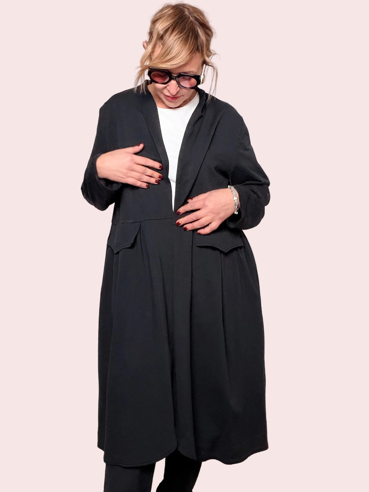 Cardigan felpa lungo dal mood urbano e rilassato