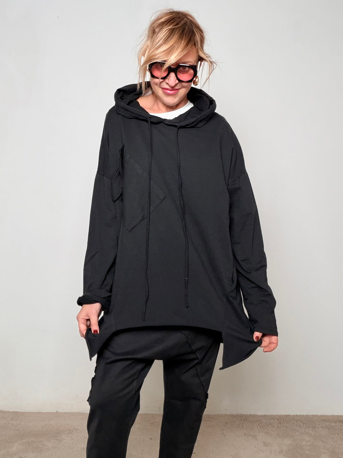 Felpa Asimmetrica con Cappuccio – Stile Urban e Comfort Totale