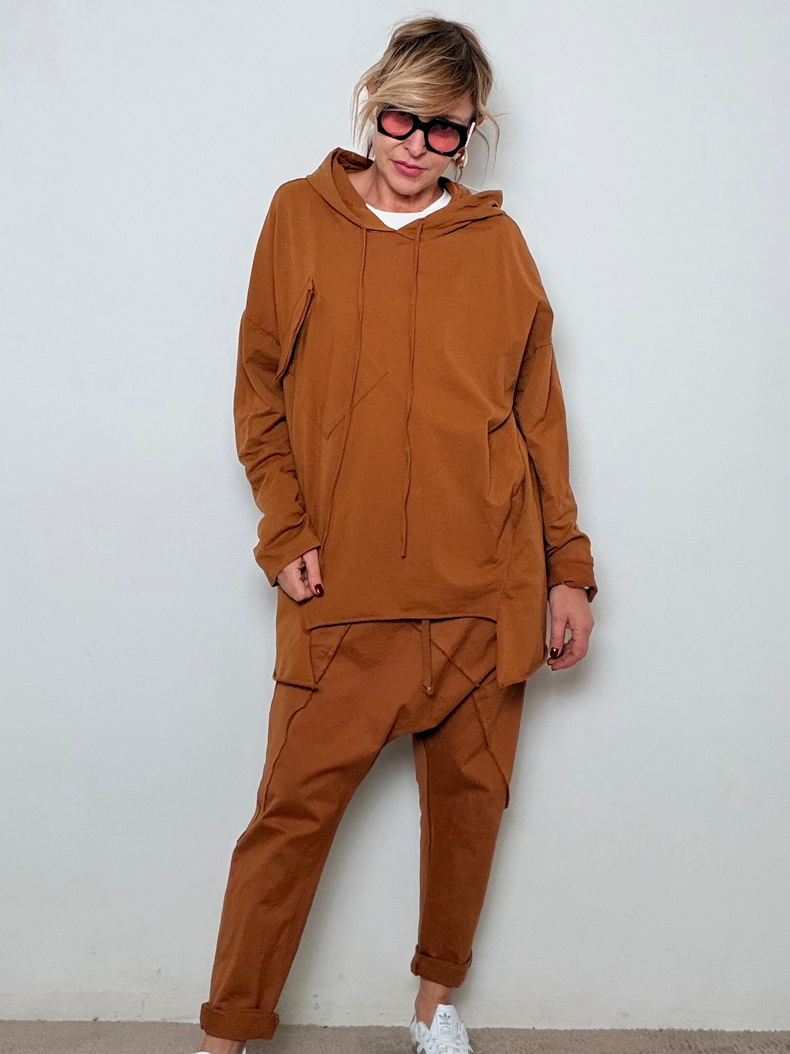 Felpa Asimmetrica con Cappuccio – Stile Urban e Comfort Totale