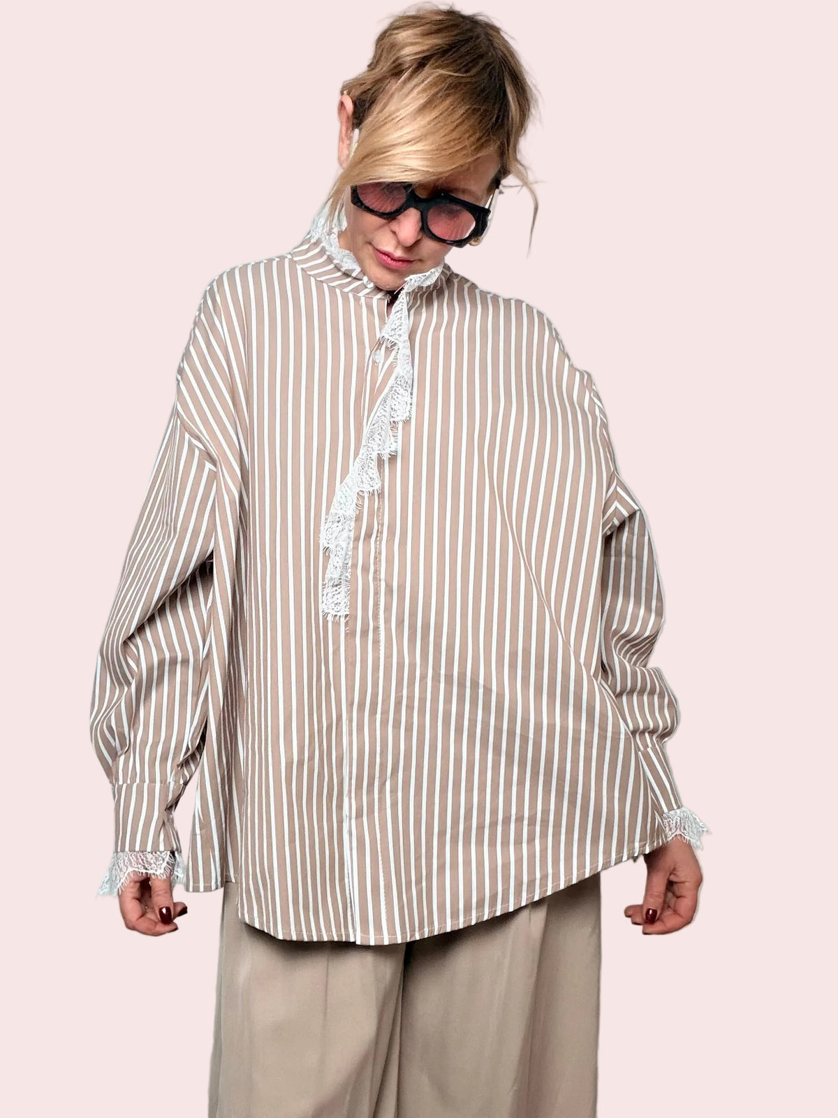 Camicia a Righe con Dettagli in Pizzo – Romanticismo Moderno