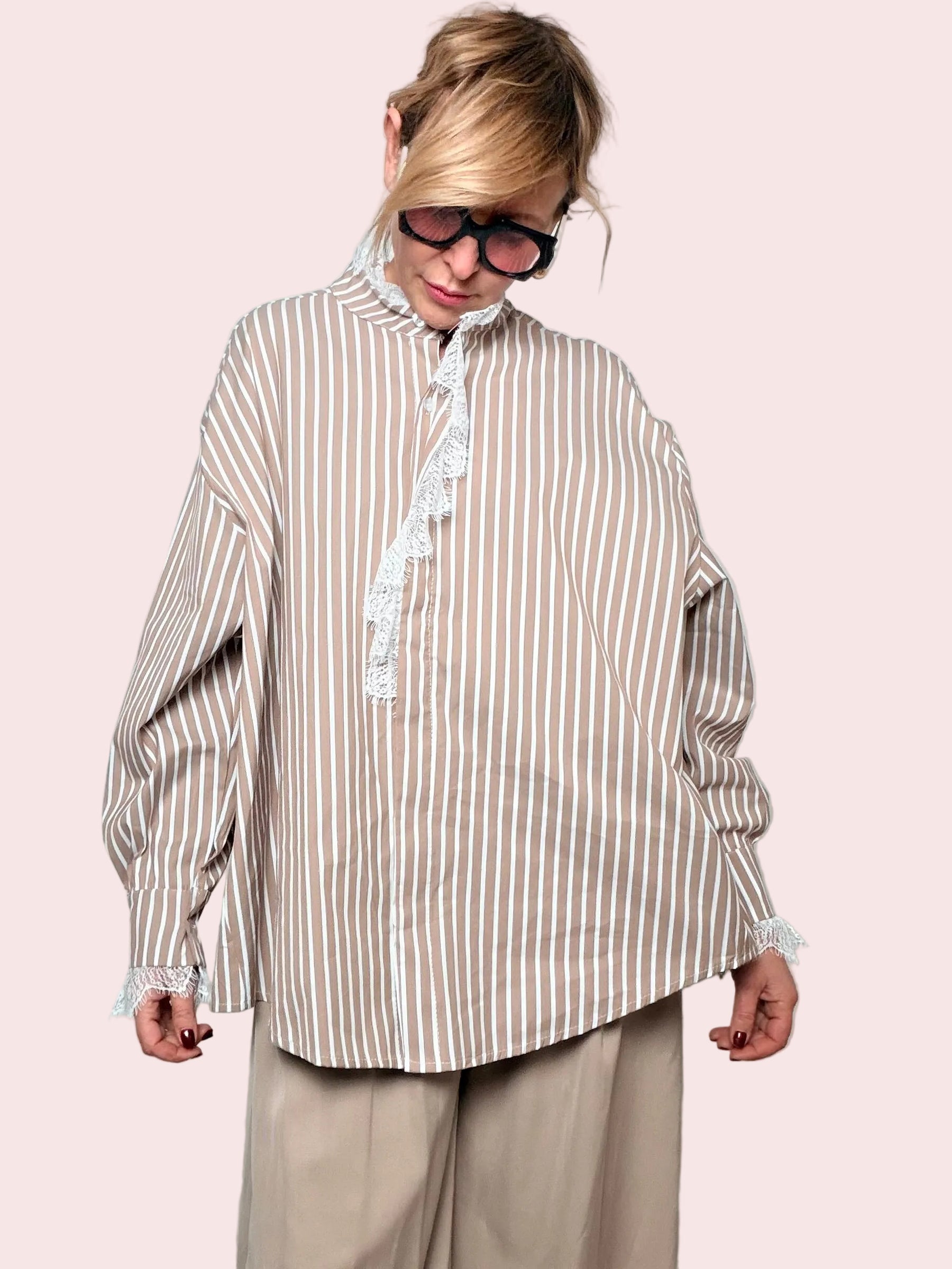 Camicia a Righe con Dettagli in Pizzo – Romanticismo Moderno