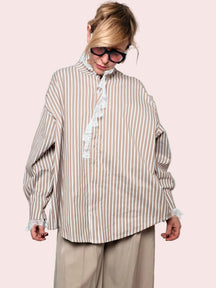 Camicia a Righe con Dettagli in Pizzo – Romanticismo Moderno