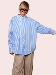 Camicia a Righe con Dettagli in Pizzo – Romanticismo Moderno