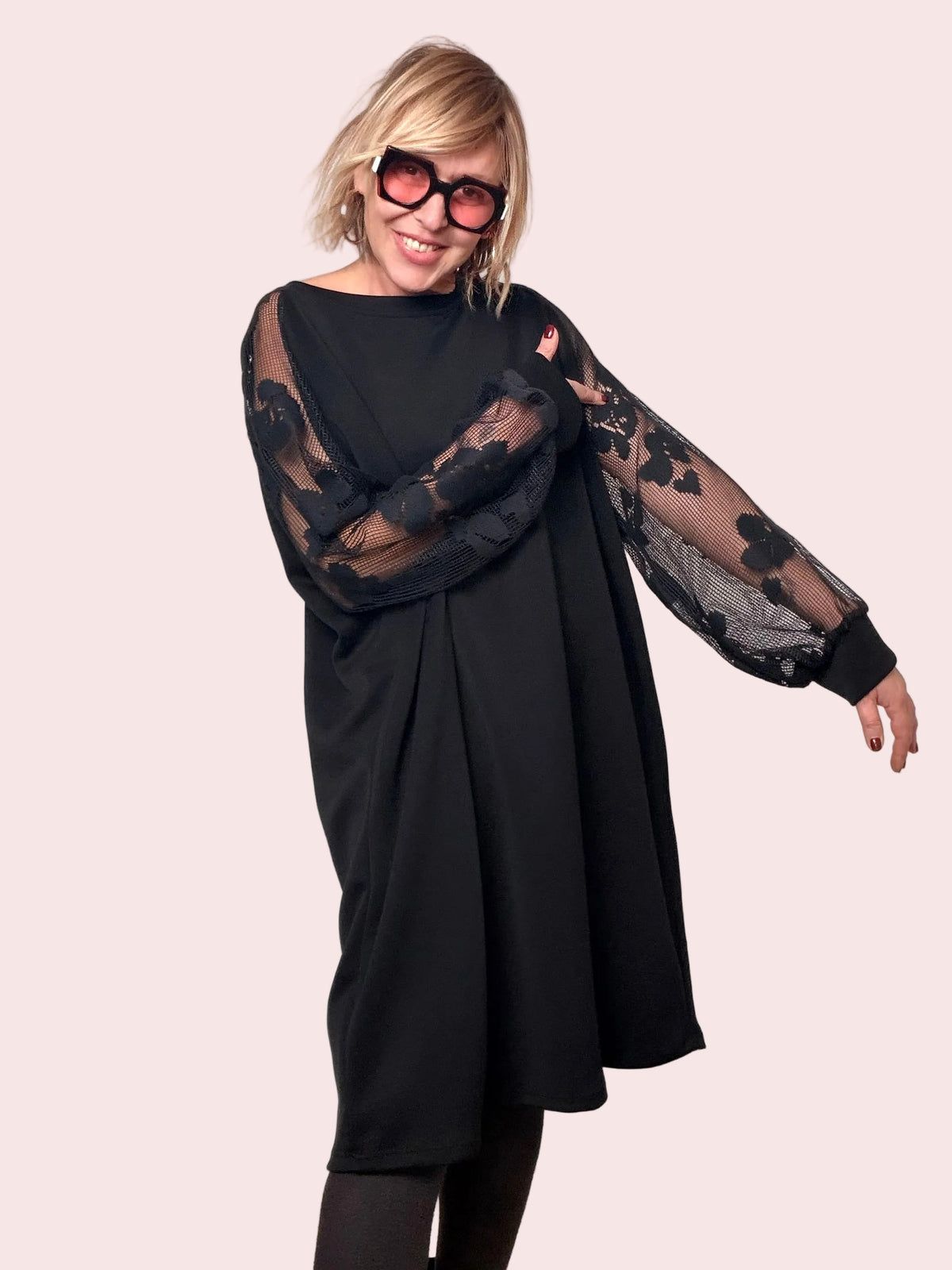 Abito morbido con mAbito morbido con maniche in rete florealeaniche in rete floreale