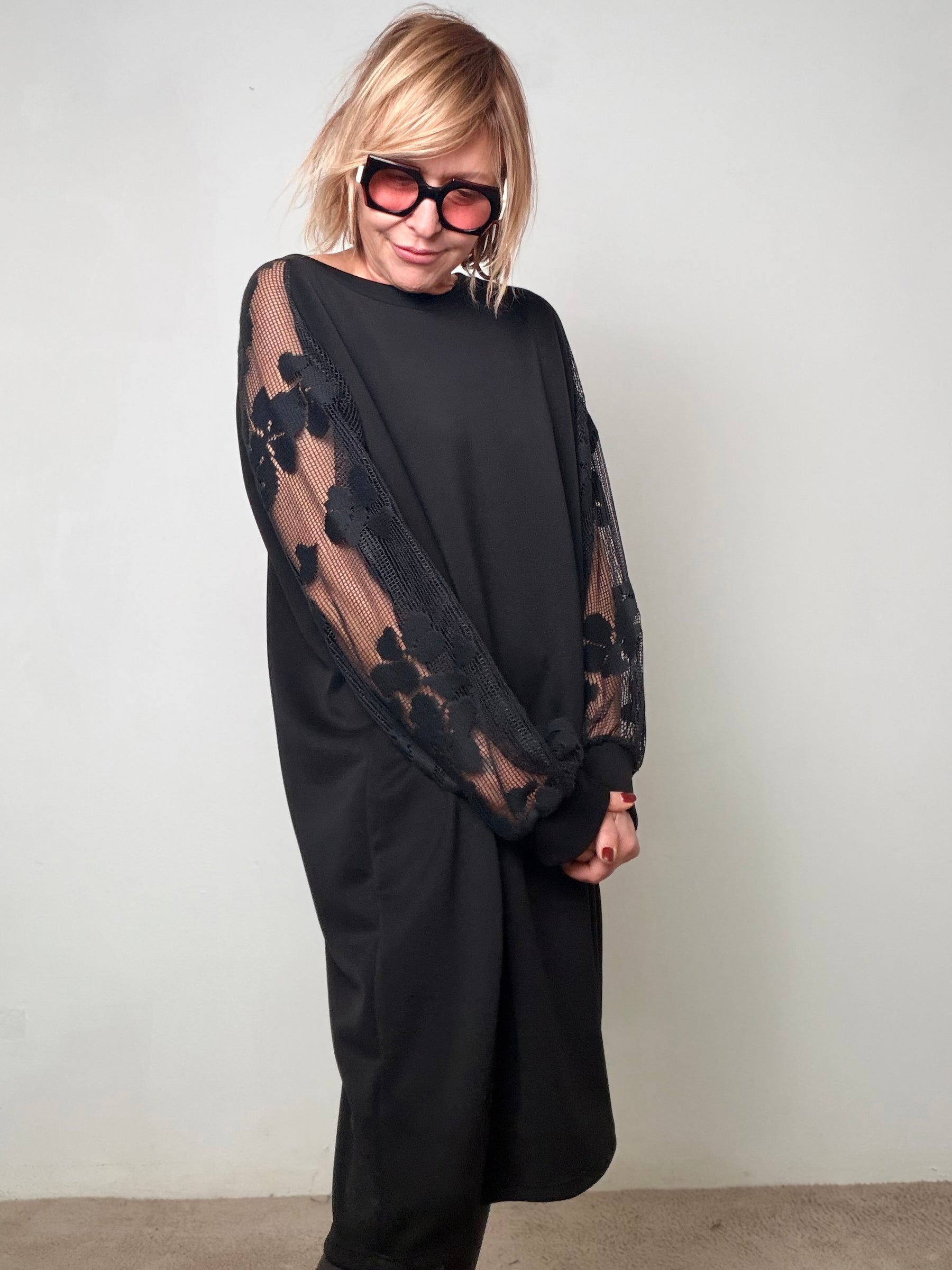 Abito morbido con mAbito morbido con maniche in rete florealeaniche in rete floreale