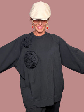 Felpa oversize con rose 3D nera - maniche aperte vista frontale