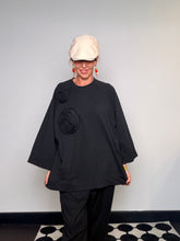 Felpa oversize con rose 3D nera - vista frontale intera