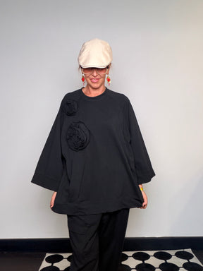 Felpa oversize con rose 3D nera - vista frontale intera