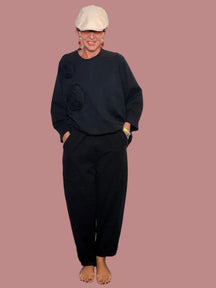 Pantalone felpa nero abbinato a felpa con rose 3D - look total black con beret