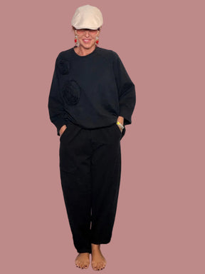 Pantalone felpa nero abbinato a felpa con rose 3D - look total black con beret
