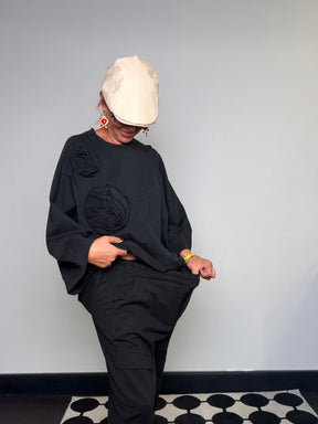 Pantalone felpa nero - dettaglio vestibilità ampia con felpa rose 3D