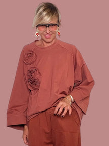 Felpa oversize con rose 3D colore terracotta ruggine - vista frontale intera
