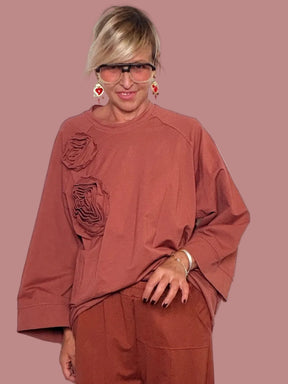 Felpa oversize con rose 3D colore terracotta ruggine - vista frontale intera