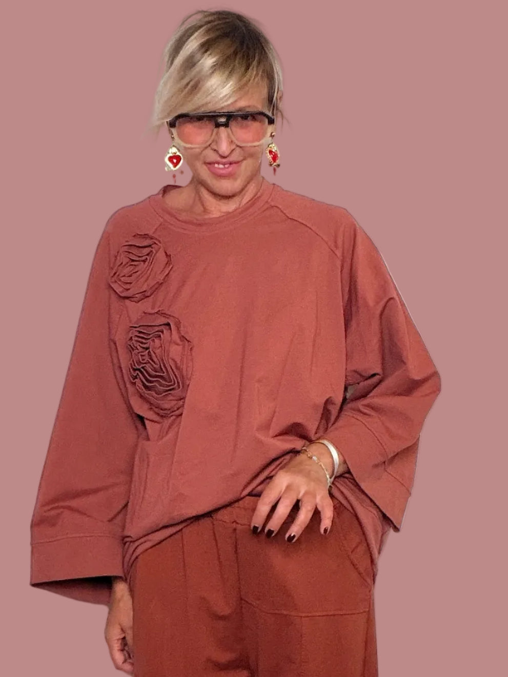 Felpa oversize con rose 3D colore terracotta ruggine - vista frontale intera