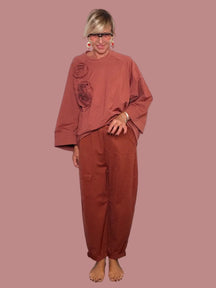 Pantalone felpa terracotta ruggine abbinato a felpa con rose 3D - look coordinato