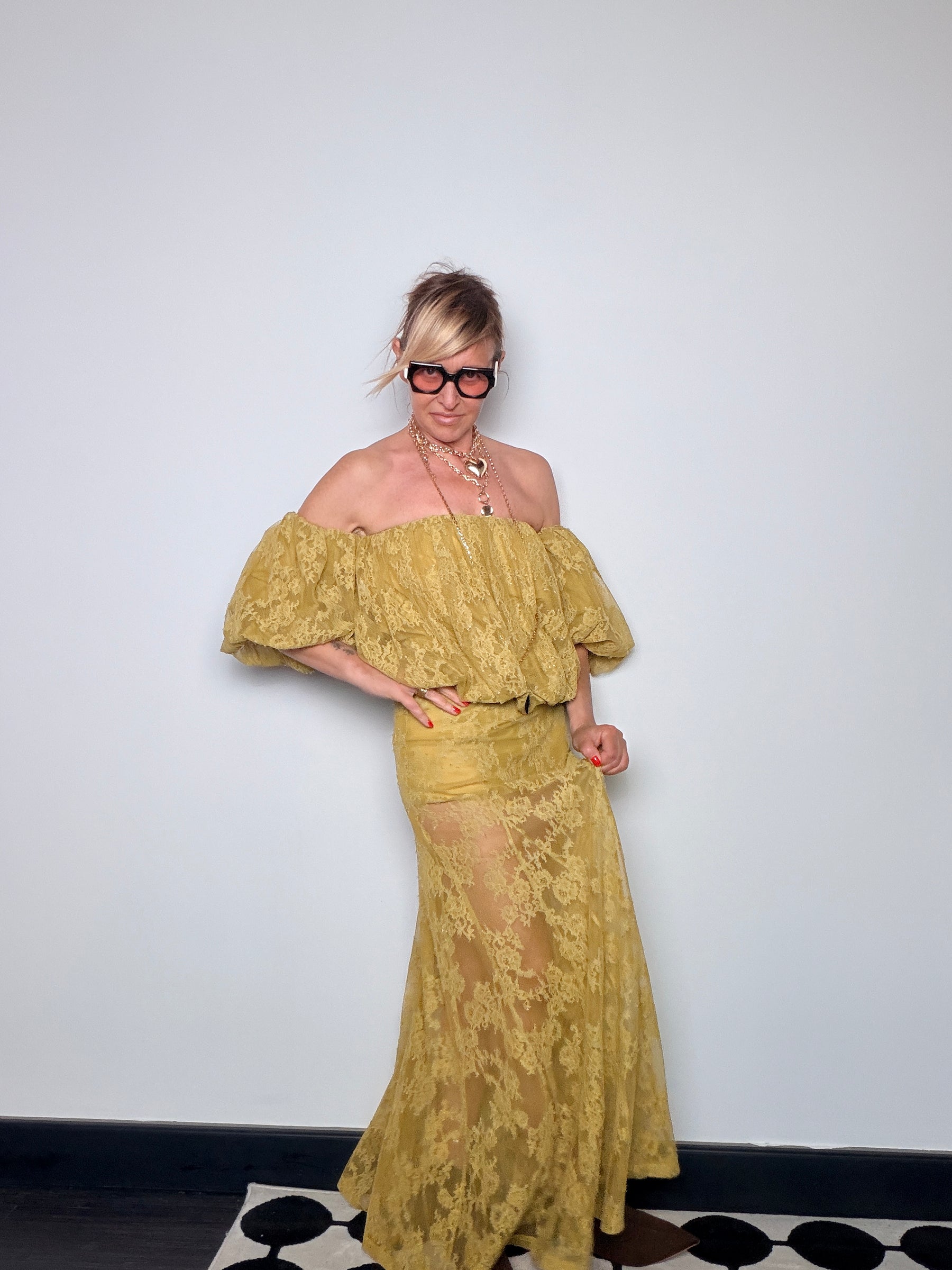 Top off-shoulder in pizzo floreale – giallo senape / nero