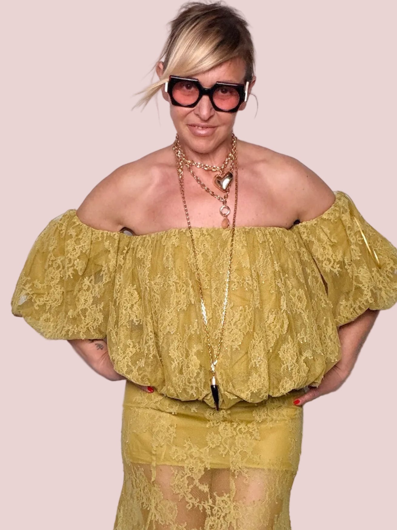 Top off-shoulder in pizzo floreale – giallo senape / nero