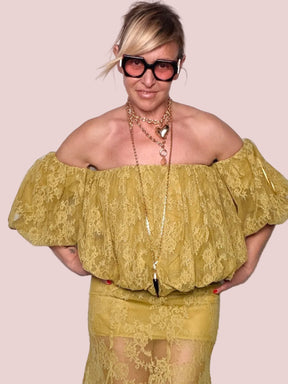 Top off-shoulder in pizzo floreale – giallo senape / nero