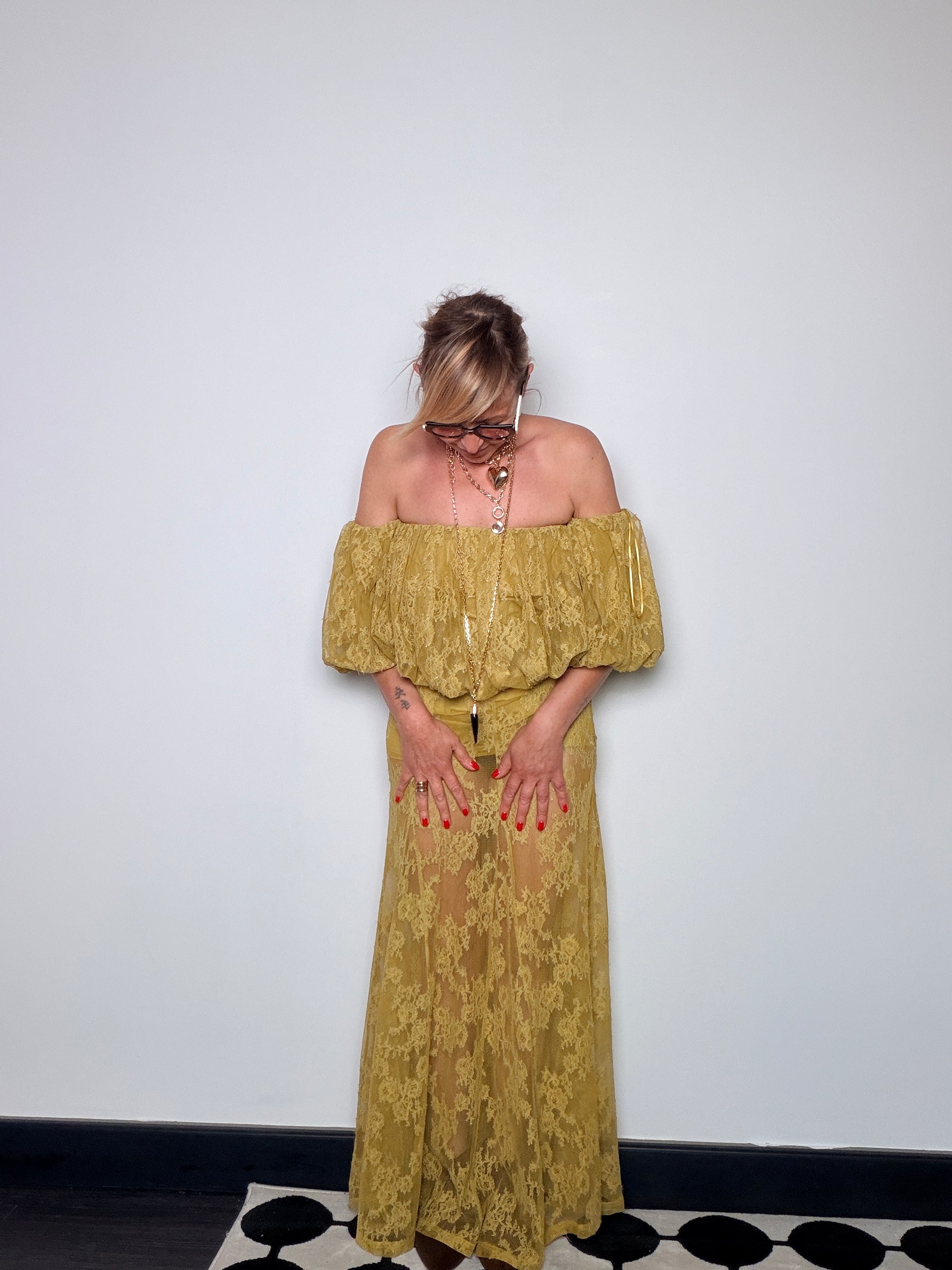 Top off-shoulder in pizzo floreale – giallo senape / nero