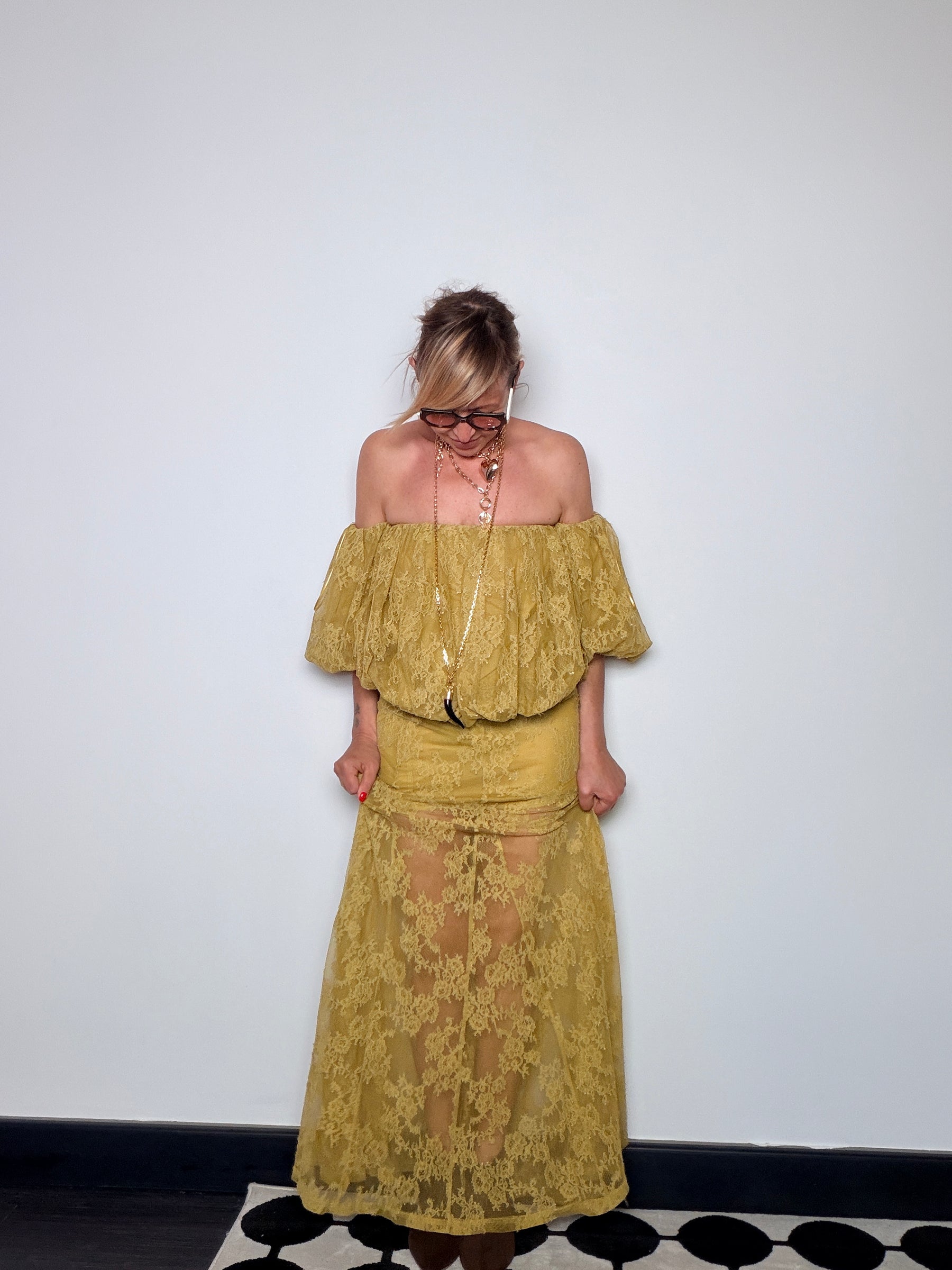 Top off-shoulder in pizzo floreale – giallo senape / nero