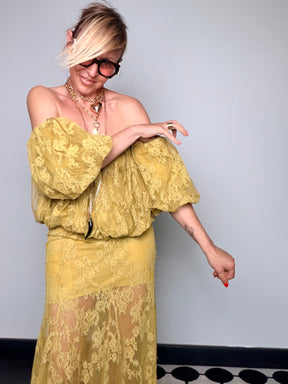 Top off-shoulder in pizzo floreale – giallo senape / nero