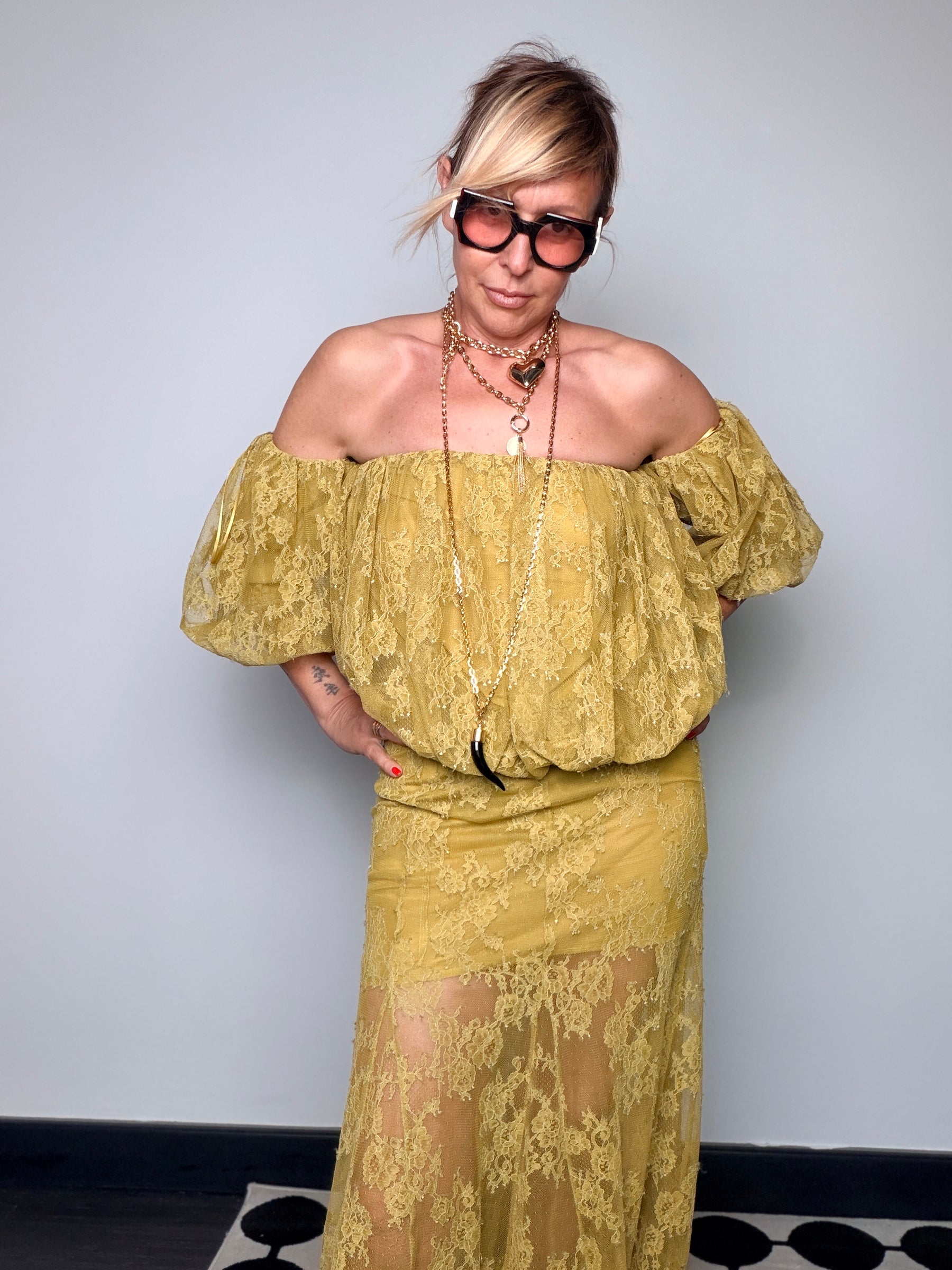 Top off-shoulder in pizzo floreale – giallo senape / nero