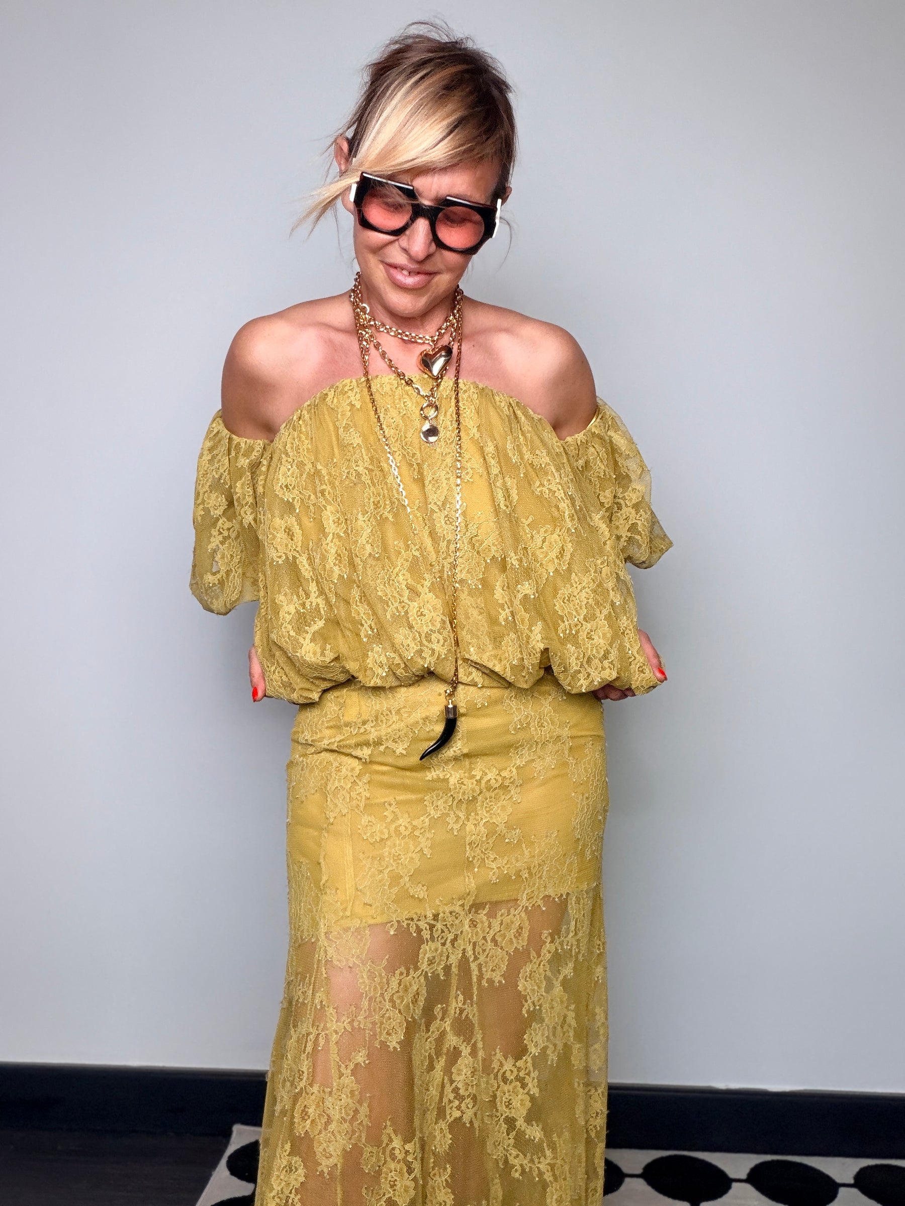 Top off-shoulder in pizzo floreale – giallo senape / nero