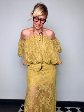Top off-shoulder in pizzo floreale – giallo senape / nero