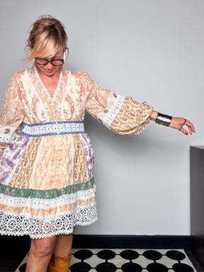 Abito corto paisley con pizzo macramé
