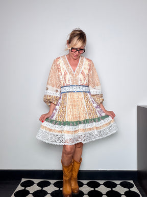 Abito corto paisley con pizzo macramé