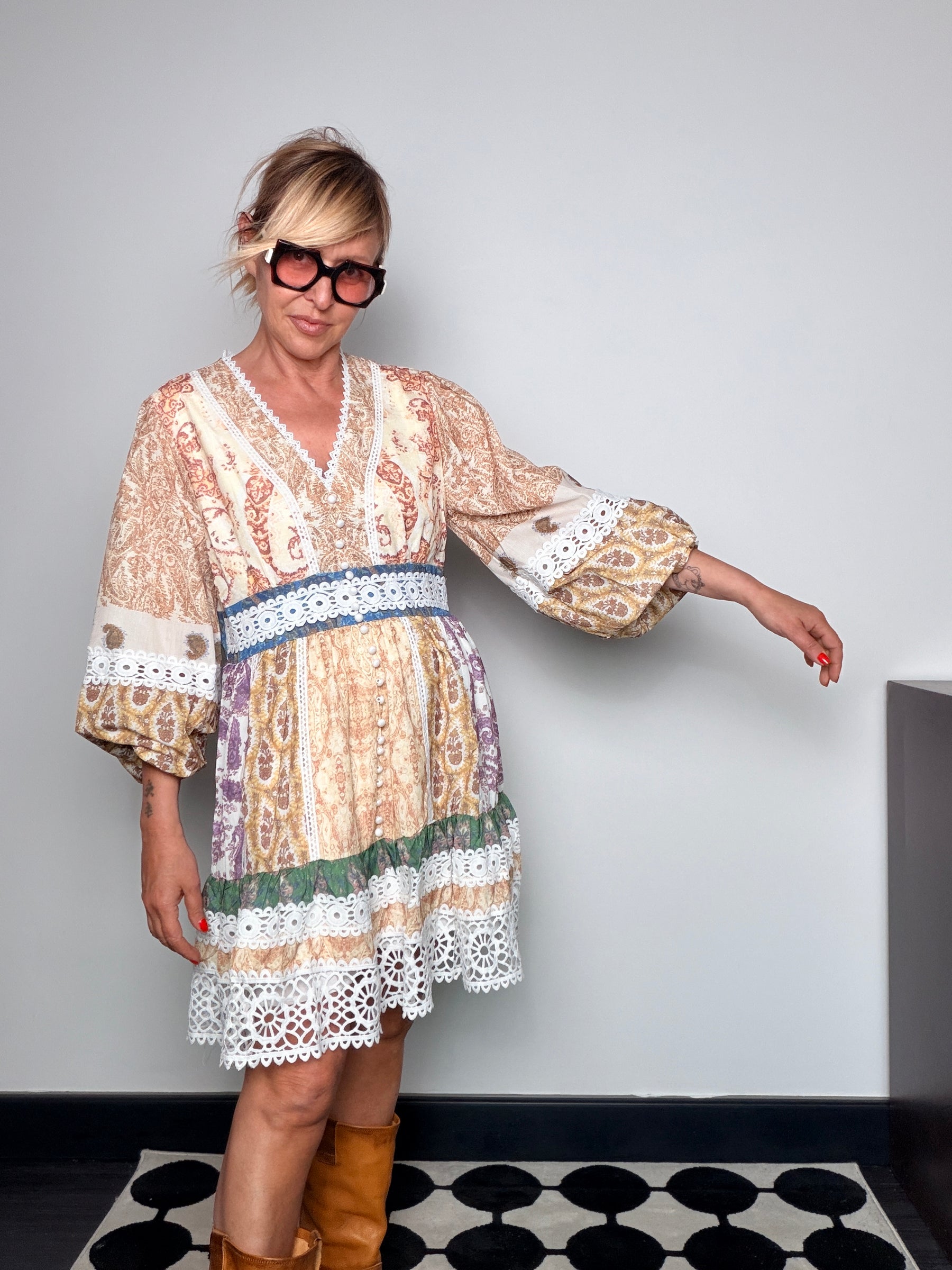 Abito corto paisley con pizzo macramé