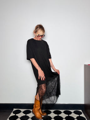 Maxi t-shirt con orlo in pizzo ( preordine in arrivo il 26 aprile )