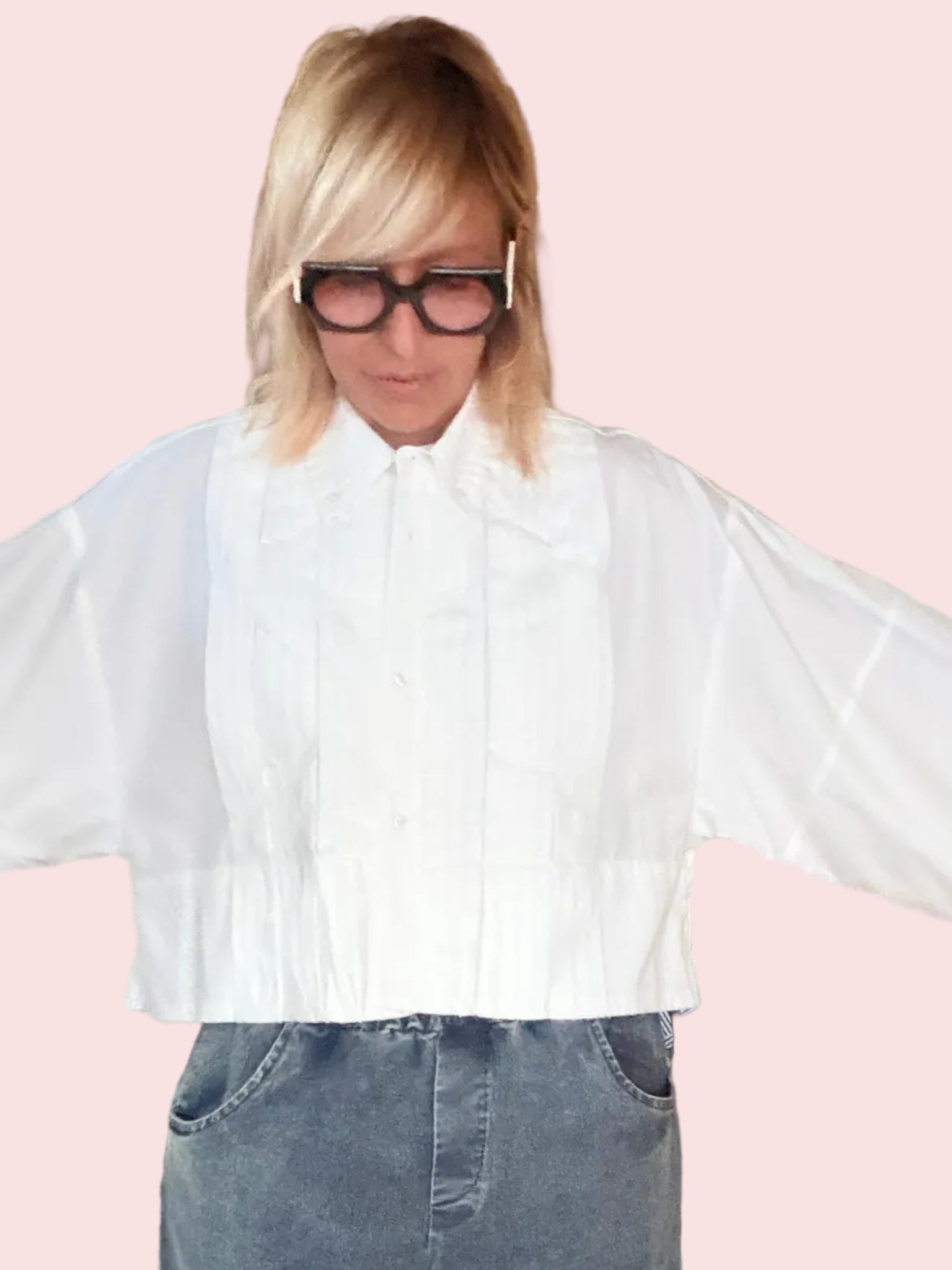 Camicia Crop Bianca – Maniche Kimono e Pince Frontali