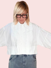 Camicia Crop Bianca – Maniche Kimono e Pince Frontali